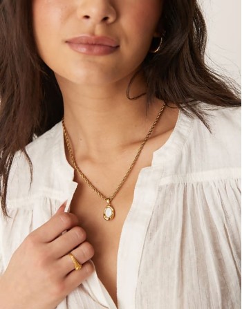 waterproof stainless steel necklace with faux pearl pendant and rope chain in gold tone