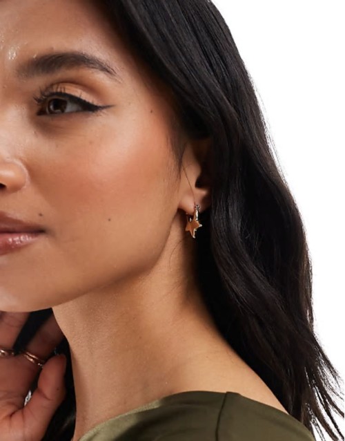 earrings in star design in gold tone
