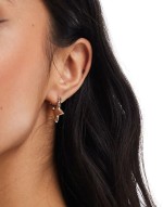 earrings in star design in gold tone