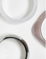 pack of 3 bangle bracelets in resin and metal in silver tone