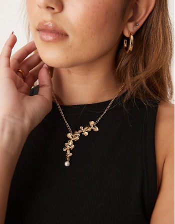 long flower detail necklace with pearl in gold