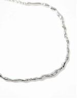 short necklace with molten detail in silver tone