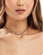 short necklace with molten detail in silver tone