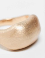 ring in bubble brushed detail in gold tone
